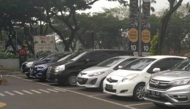 Seorang Juru Parkir Meminta Pemotor Bayar Rp 10 Ribu di Kawasan Senayan, Jakarta. (detikindonesia.co.id)