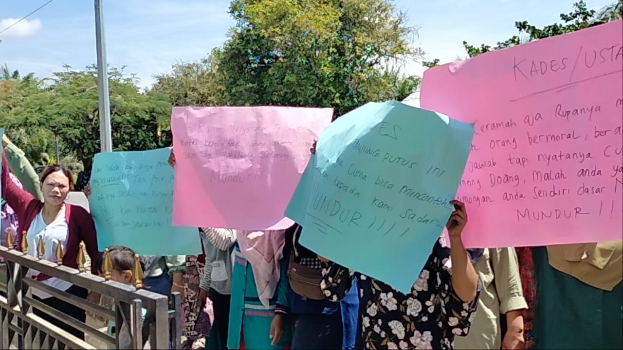 Warga Gelar Aksi Demo di Kantor Desa Tanjung Putus, (detikindonesia.co.id)