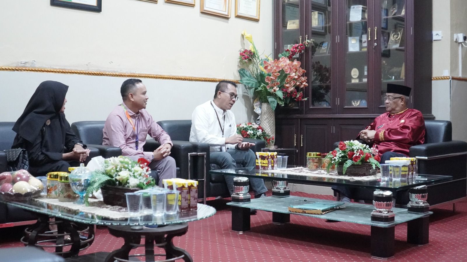 Walikota Tidore Kepulauan Capt, H. Ali Ibrahim, menerima kunjungan dari Kepala Regional Head Sulawesi, Maluku dan Papua (Selampua) Bank Muamalat Ahmad Salihin bersama rombongan, (detikindonesia.co.id)