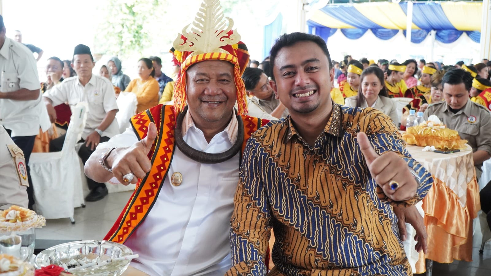 Plt Bupati Langkat H. Syah Afandin Sebelah Kiri Berpakaian Warna Putih dan Rizky Yunanda Sitepu, S.TP., M.P, Sebelah Kanan Berpakaian Corak Batik. (detikindonesia.co.id)