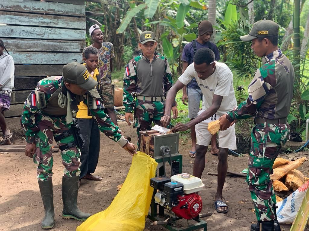 Prajurit Badak Hitam 511 Kembali Berikan Mesin Parut Sagu Kepada Masyarakat Perbatasan (detikindonesia.co.id)