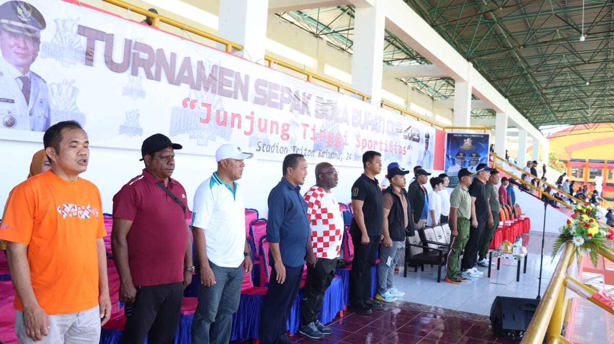 Bupati Kabupaten Kaimana, Freddy Thie Secara Resmi Membuka Turnamen Sepak Bola Bupati Cup Tahun 2023. (detikindonesia.co.id)