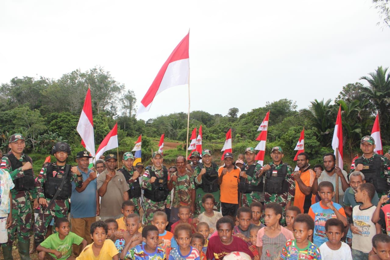 Satgas Pamtas Yonif 725/Woroagi Menunjukkan Kebersamaannya Dengan Mengadakan Perlombaan Dayung Perahu Untuk Masyarakat Di Perbatasan Papua (detikindonesia.co.id)
