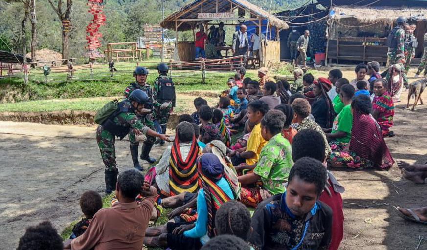 Satgas Yonif 721/Mks Gelar Makan Bersama Dengan Masyarakat Di Pedalaman Papua (detikindonesia.co.id)