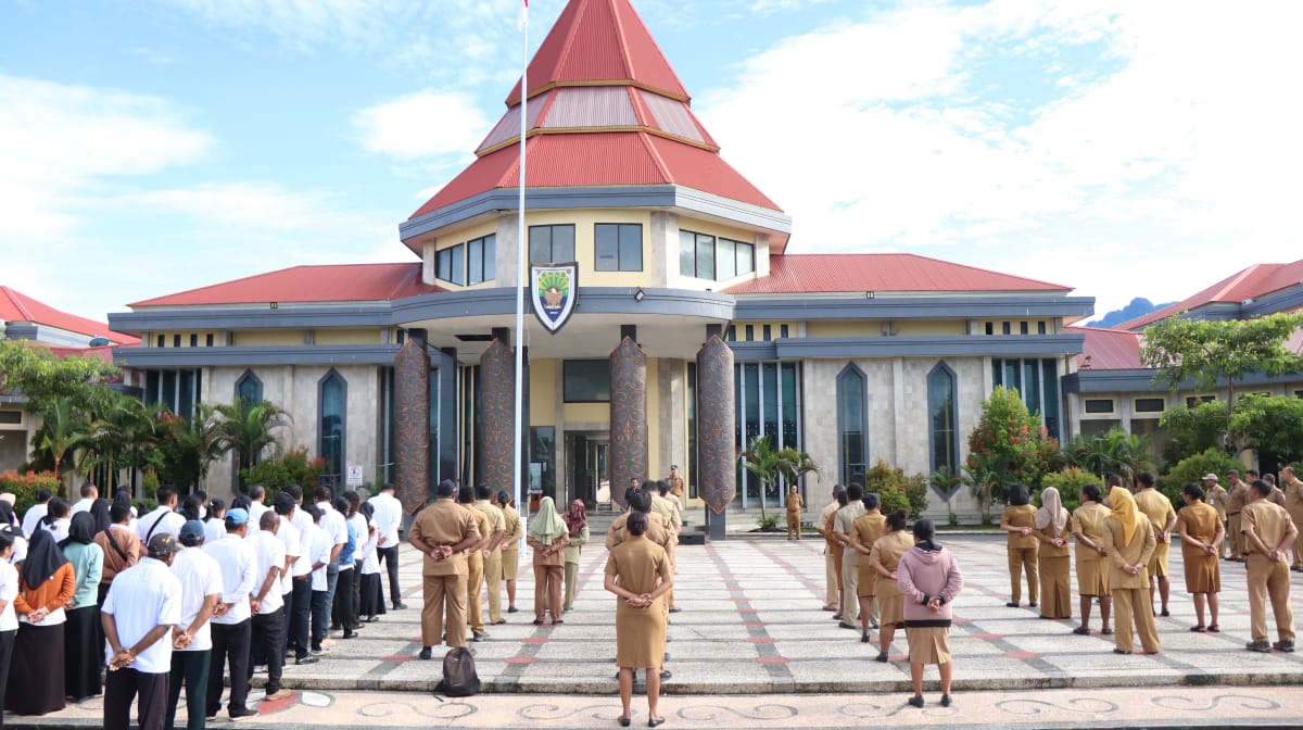 Bupati Kabupaten Kaimana, Freddy Thie Memimpin Langsung Apel Pagi Yang Dilaksanakan Di Halaman Kantor Bupati (detikindonesia.co.id)