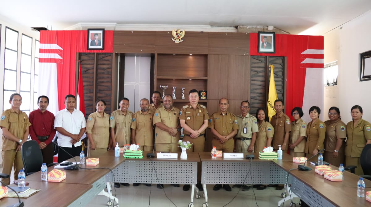 Bupati Freddy Thie Bersama Guru-Guru SMA dan SMK se Kabupaten Kaimana (detikindonesia.co.id)