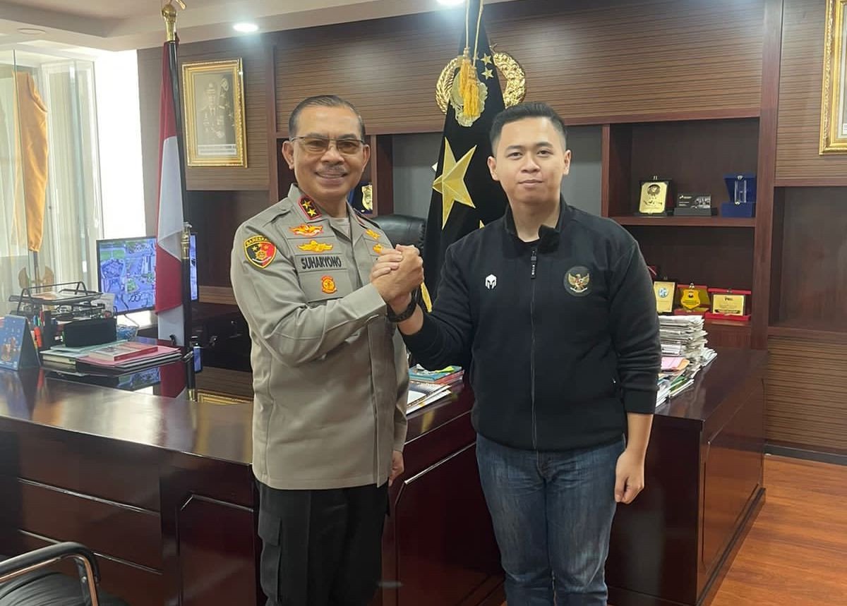 Ketua Harian DPP KNPI Devanda Aditya Putra (kanan) bersama Kapolda Sumatera Barat Irjen Suharyono. (detikindonesia.co.id)