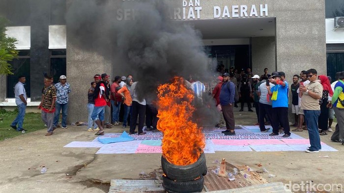 Masyarakat Adat Suku Maya Kabupaten Raja Ampat, Menggelar Aksi Unjuk Rasa di Kantor Pemerintah Provinsi (Pemprov) Papua Barat Daya (PBD). Detiksulsel- (detikindonesia.co.id)