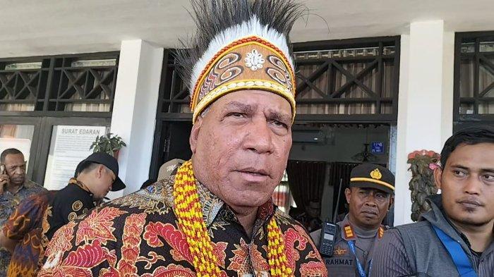 Pj Gubernur Papua Barat, Paulus Waterpauw, saat diwawancarai di Bandara Rendani, Manokwari, Antaranews Papua Barat - (detikindonesia.co.id)