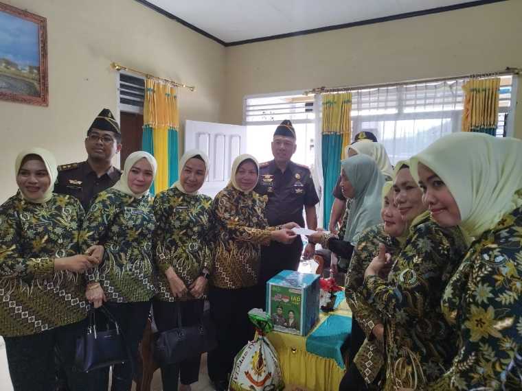 Pemberian tali asih kepada pensiunan dan janda pensiunan Kejaksaan di Kota Ternate. (detikindonesia.co.id)