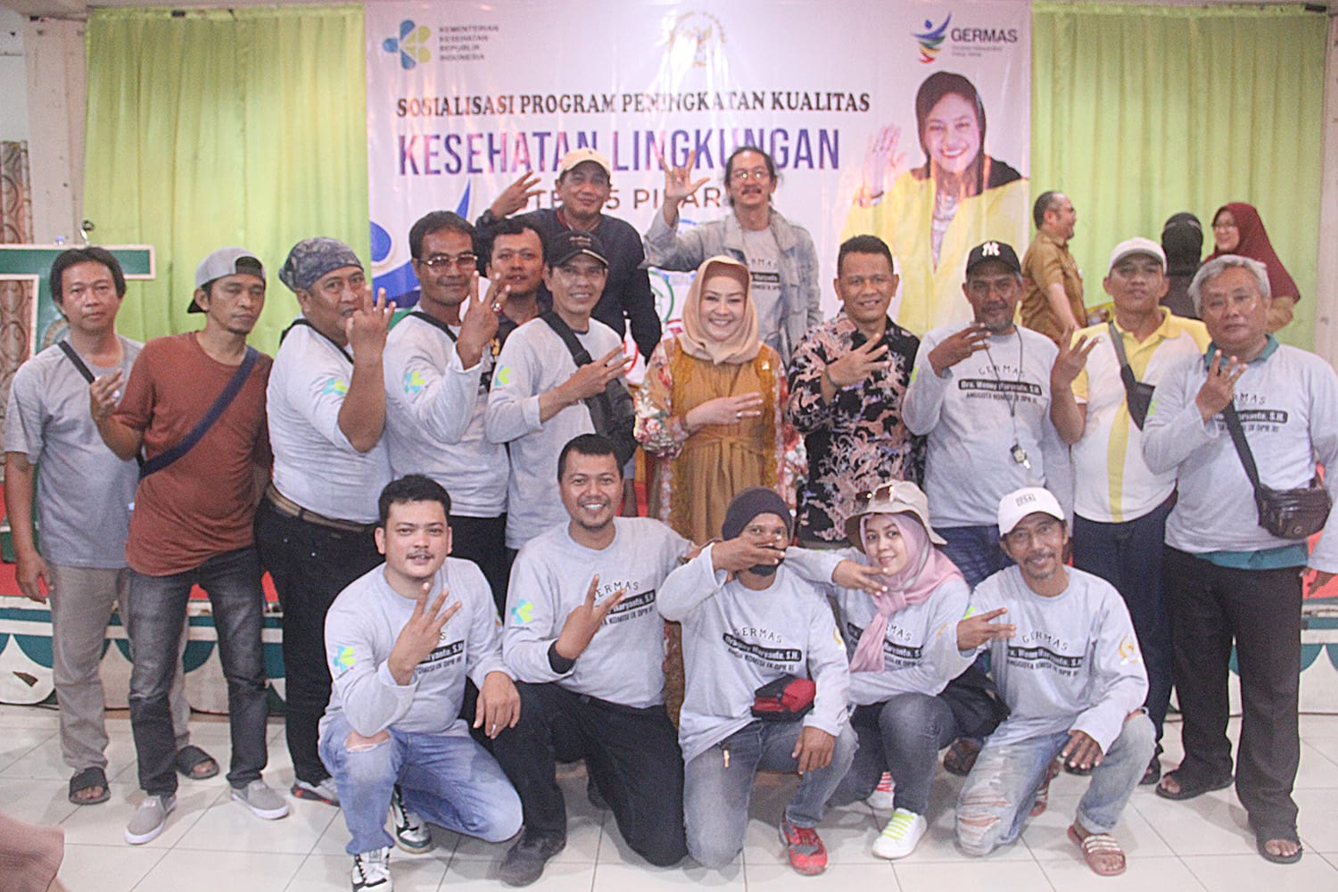 Dra. Hj. Wenny Haryanto, SH Bersama Dengan Ketua (MPC PP) Kota Depok (detikindonesia.co.id)