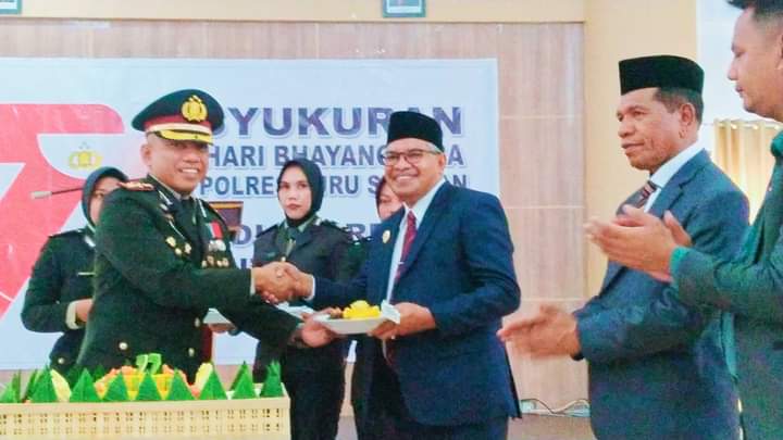 Wakil Bupati Gerson Elieser Selsily dan Kapolres Buru Selatan AKBP Agung Gumilar (detikindonesia.co.id)