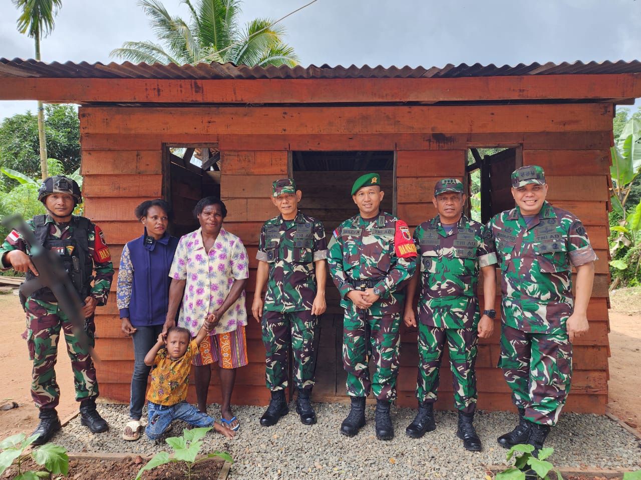 Satgas Pamtas RI-PNG Statis Yonif 511/DY Merenovasi Rumah Warga Di Perbatasan Papua (detikindonesia.co.id)