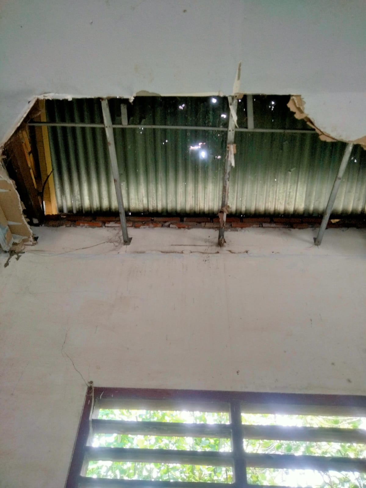 Kondisi kelas SD Negeri 056620 Muka Payaujung, Kecamatan Hinai, Kabupaten Langkat. Tampak meja dan kursi juga sudah rusak dan berlobang