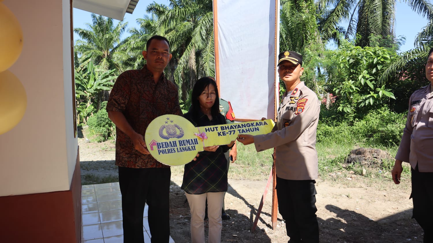 Wakapolres Langkat Serahkan Kunci Bedah Rumah Dalam Rangka HUT Bhayangkara ke-77 (detikindonesia.co.id)