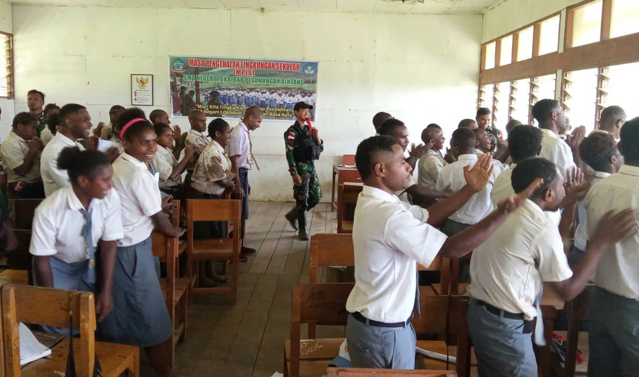 Satgas Yonif 143/TWEJ Dampingi Kegiatan Masa Orentasi Sekolah Di Pegunungan Papua (detikindonesia.co.id)