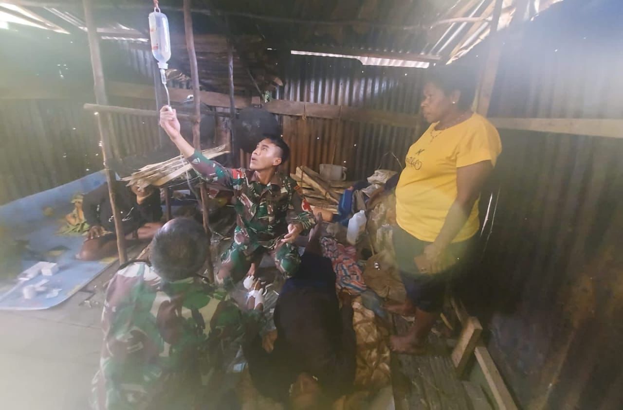 Satgas Yonif 143/TWEJ Tangani Warga Pendarahan Pasca Melahirkan Di Papua (detikindonesia.co.id)