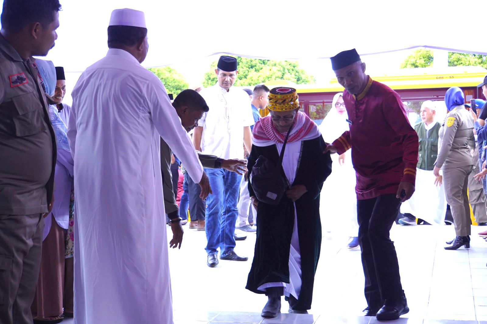 116 Jamaah Haji Kloter 10 Kota Tidore Kepulauan di Terima Secara Resmi Oleh Sekretaris Daerah Ismail Dukomalamo (detikindonesia.co.id)