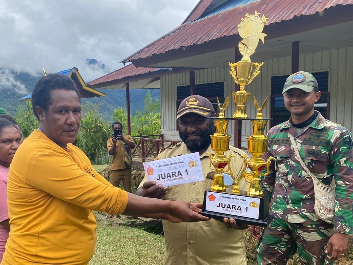 Bagikan Piala, Satgas Yonif 143/TWEJ Sukses Selenggarakan Turnamen Di Pegunungan Papua (detikindonesia.co.id)