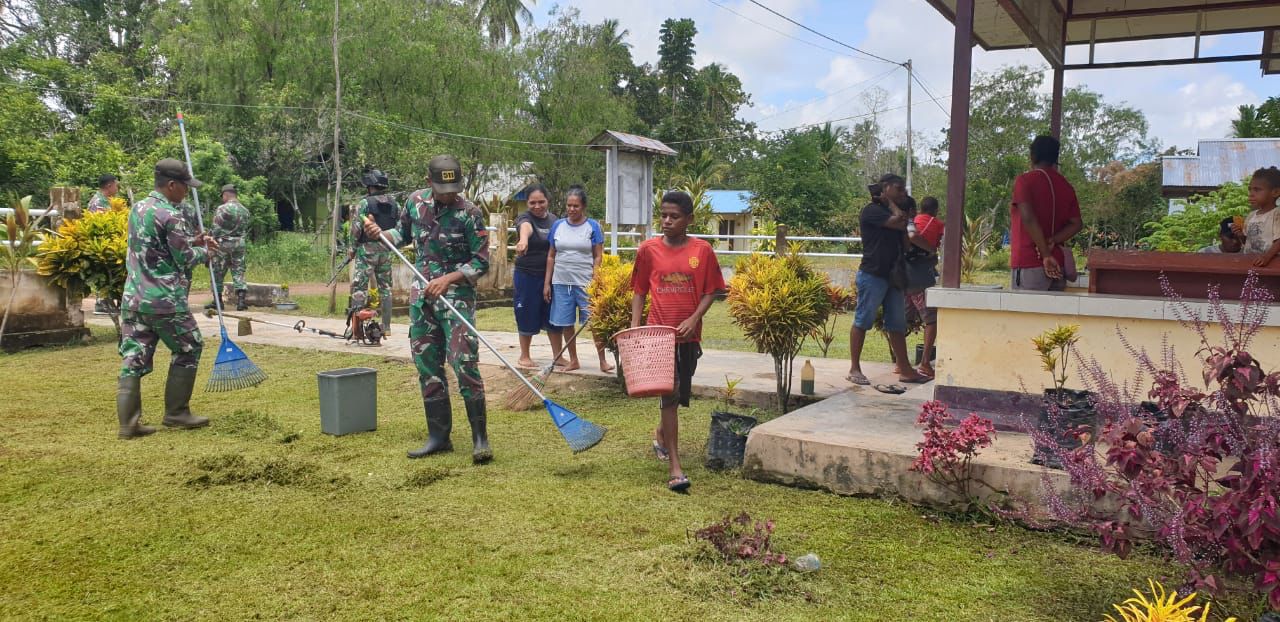 Prajurit Badak Hitam 511 Ajak Masyarakat Membersihkan Lingkungan Gereja Di Perbatasan RI-PNG (detikindonesia.co.id)