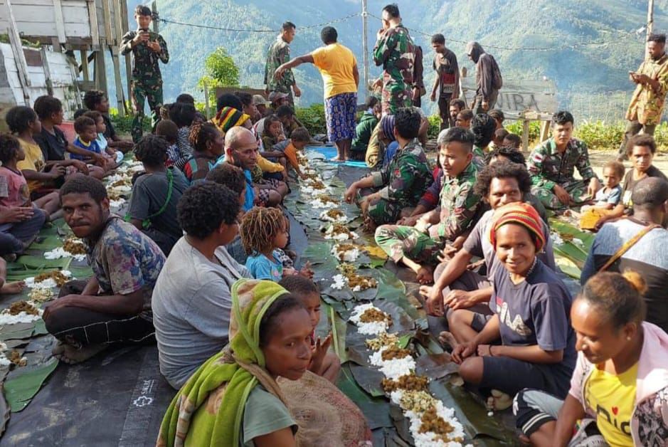 Melimpahnya Hasil Panen, Satgas Yonif 143/TWEJ Syukuran Bersama Masyarakat Kiwirok (detikindonesia.co.id)