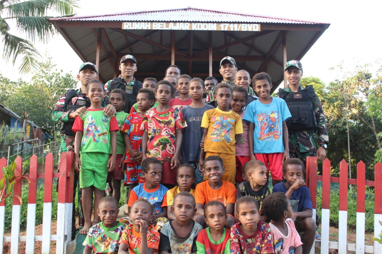 Satgas Pamtas Yonif 725/Woroagi Berikan Materi Pelajaran Pada Anak Di Perbatasan Papua (detikindonesia.co.id)