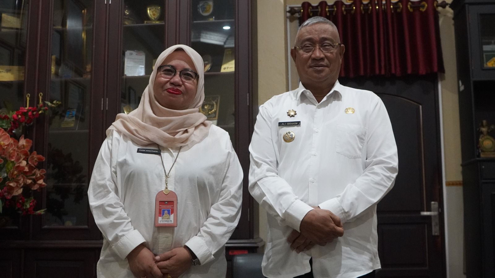 Walikota Tidore Kepulauan, Capt H. Ali Ibrahim Bersama Kasubdit Wilayah IV Dukcapil Diana Anggraini (detikindonesia.co.id)