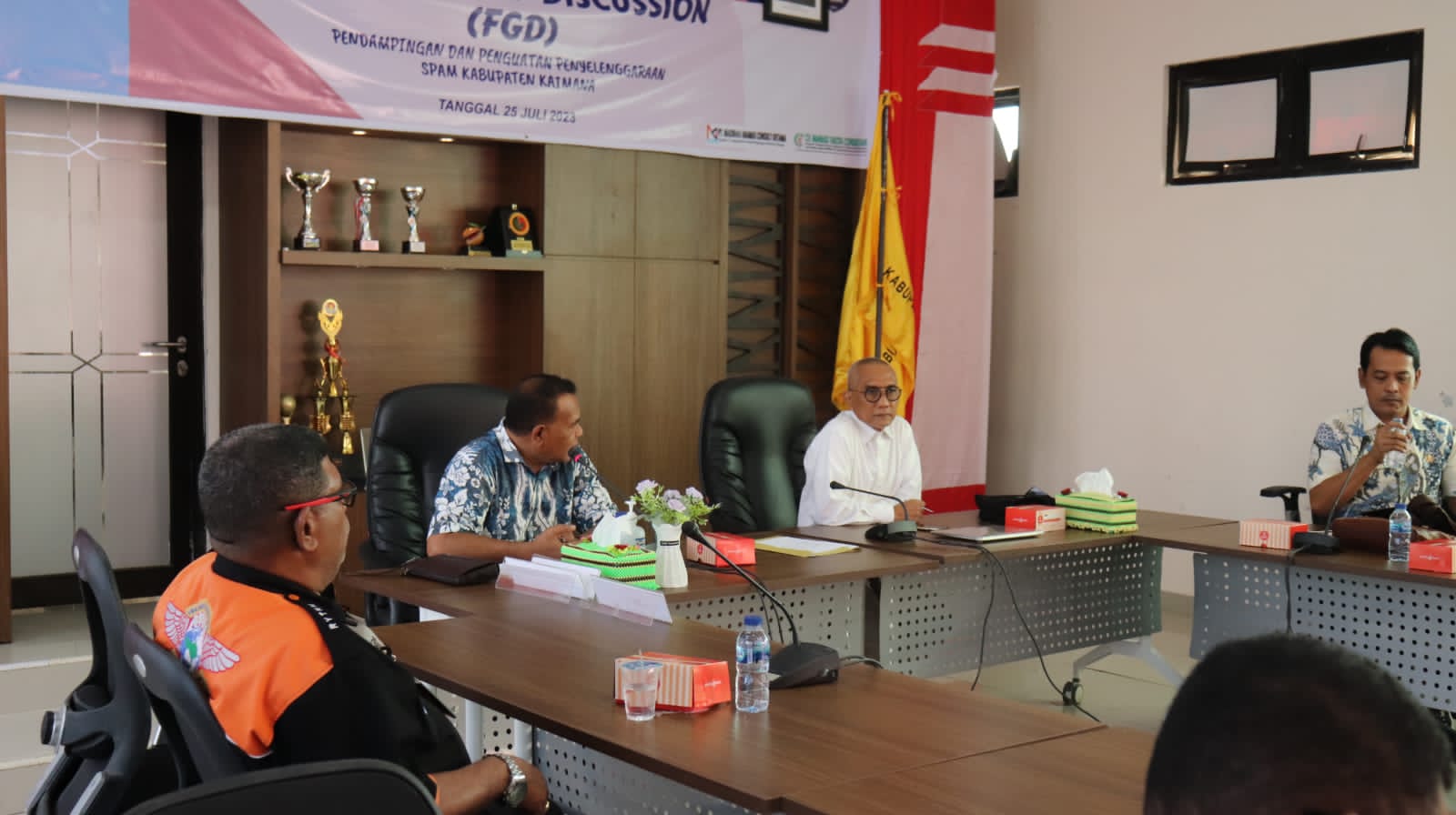 Pemda dan OPD Kaimana mengadakan rapat bersama Tim Pokja Badan Pusat Diklat Pengembangan SDM Kominfo RI