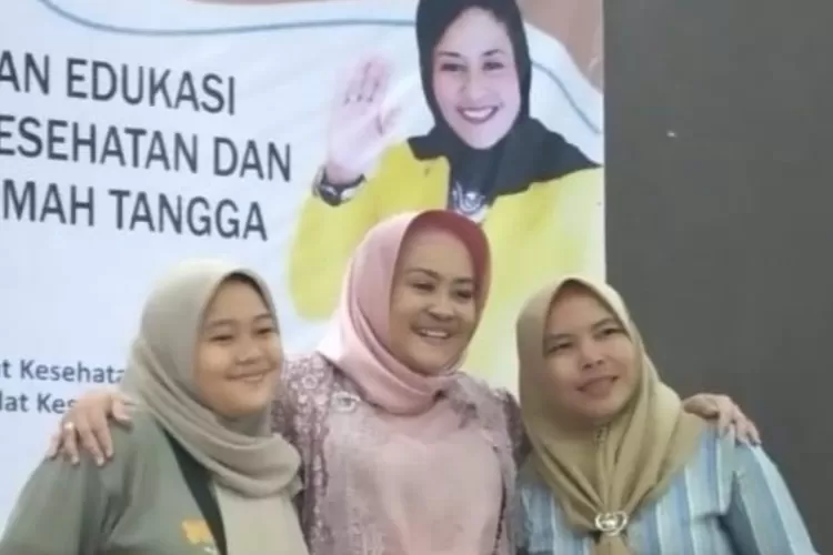 Wenny Haryanto Bersama Warga Jatijajar Depok (detikindonesia.co.id)