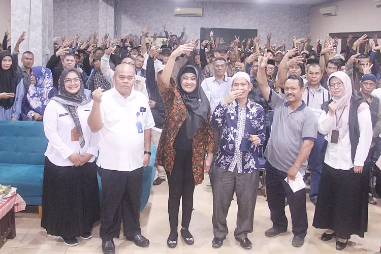 Anggota Komisi IX DPR RI, Wenny Haryanto Bersama Masyarakat Dalam Salah Satu Kegiataan Program Kemitraan. (detikindonesia.co.id)