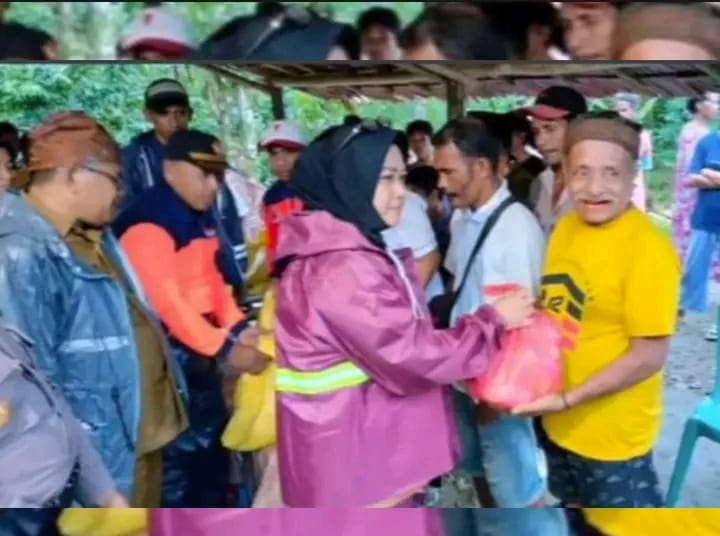 Memberi Bantuan, Bupati Safitri Malik Soulisa Langsung Turun Kunjungan Ke Korban Bencana di Waesama (detikindonesia.co.id)