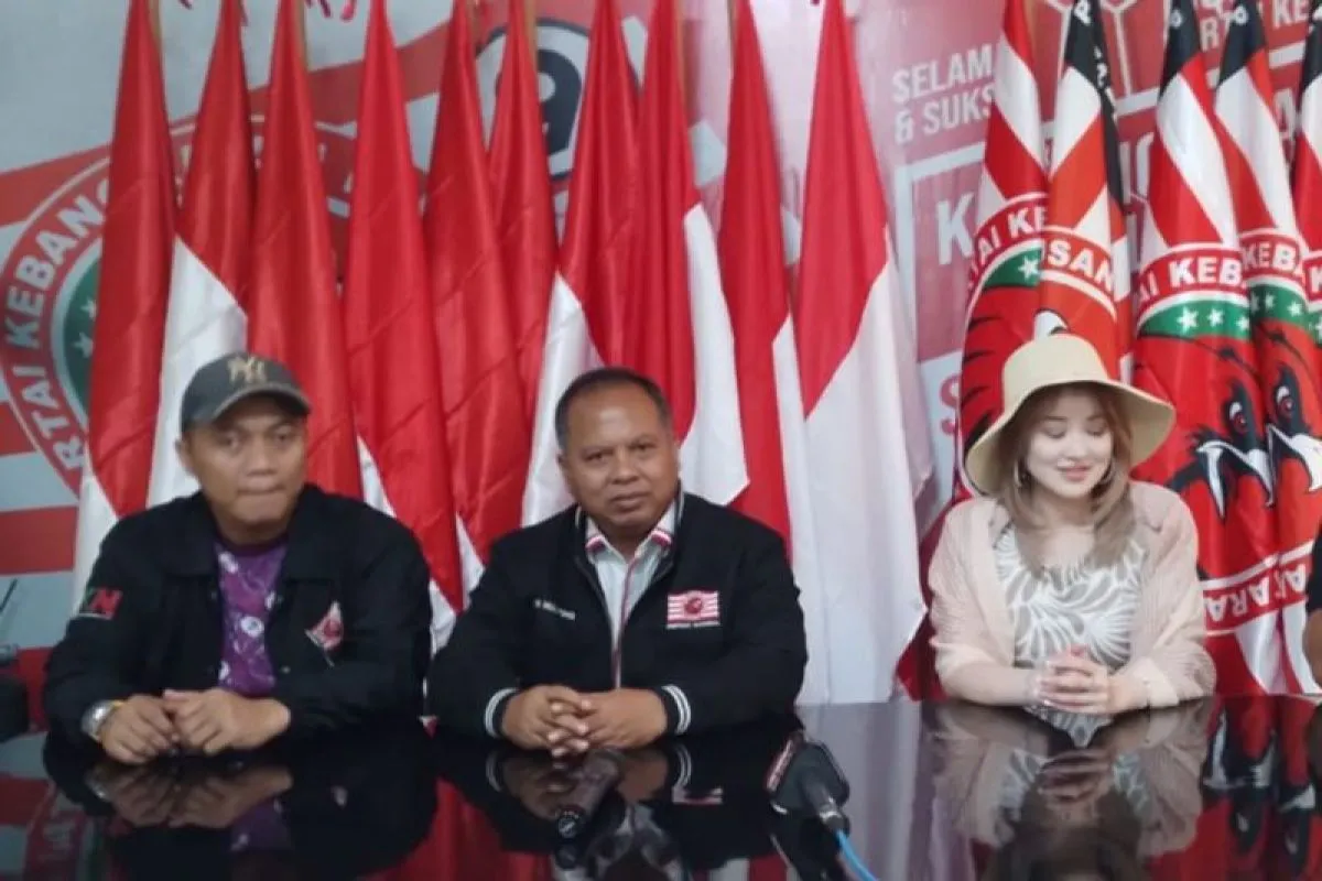 Sekretaris Jenderal PKN Sri Mulyono (tengah) (detikindonesia.co.id)