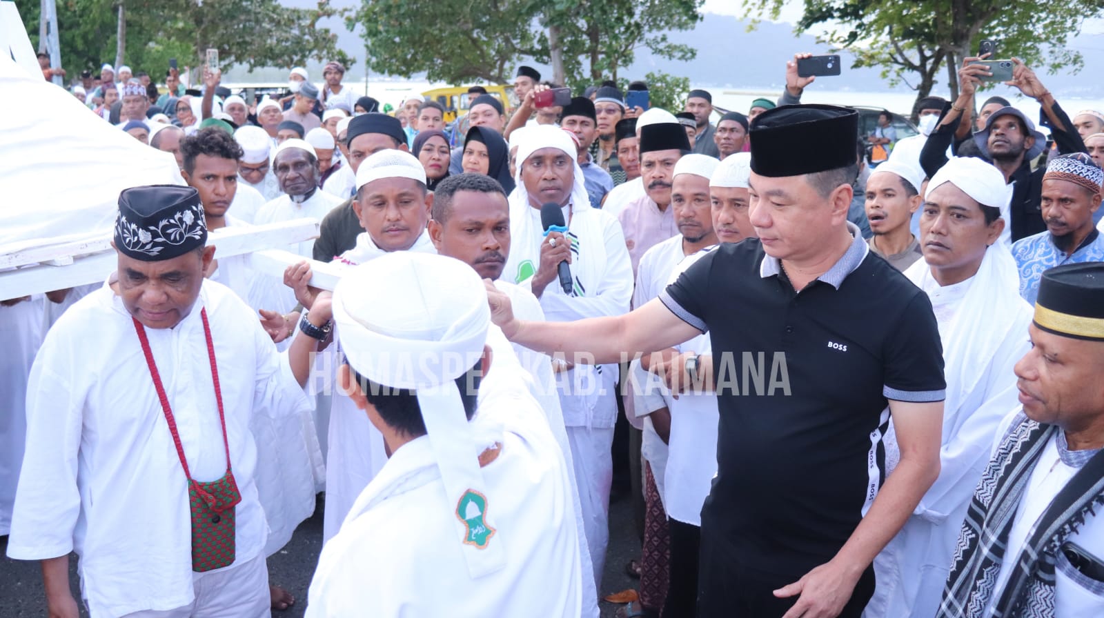 Bupati Freddy Thie dan Hasbulla Furuada saat prosesi adat Pemasangan Tiang Alif Masjid Nurul Anshar, Kaimana