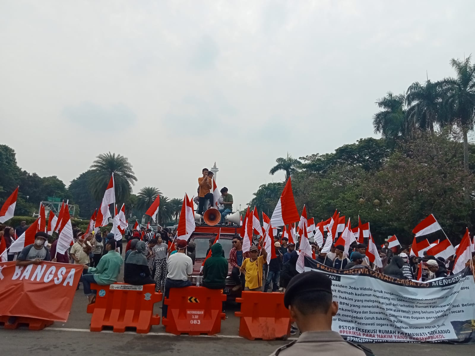 Massa Front Aktivis Tanah Air (FAKTA) berunjuk rasa di Silang Monas