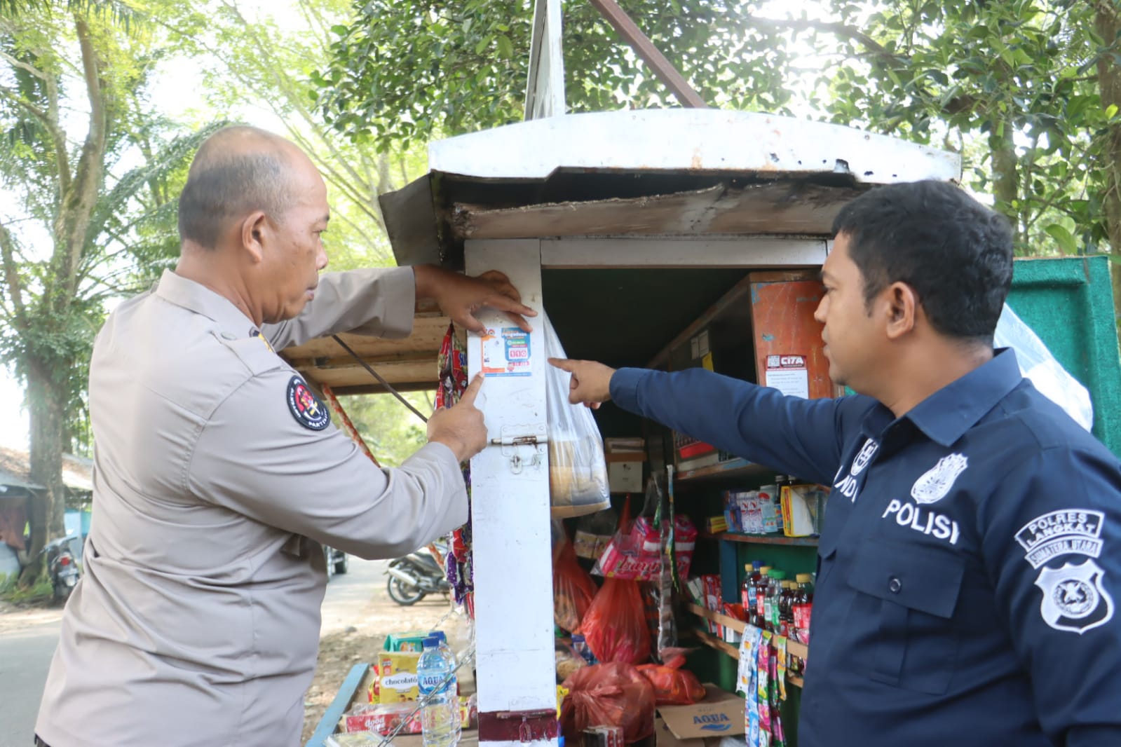 Polres Langkat Tempel Stiker Layanan Pengaduan Masyarakat (detikindonesia.co.id)