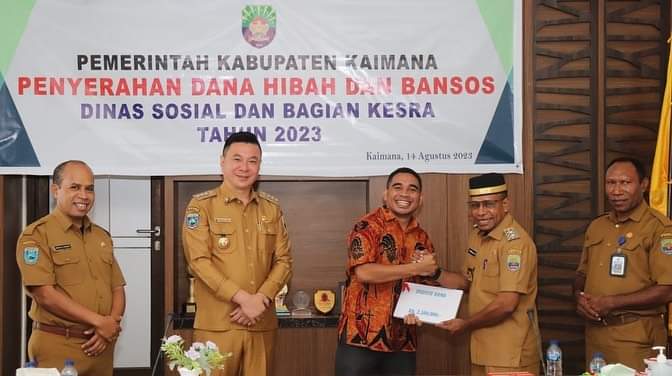 Bupati Freddy Thie Bersama Wakil Berikan Bantuan Ke Warga Kaimana (detikindonesia.co.id)