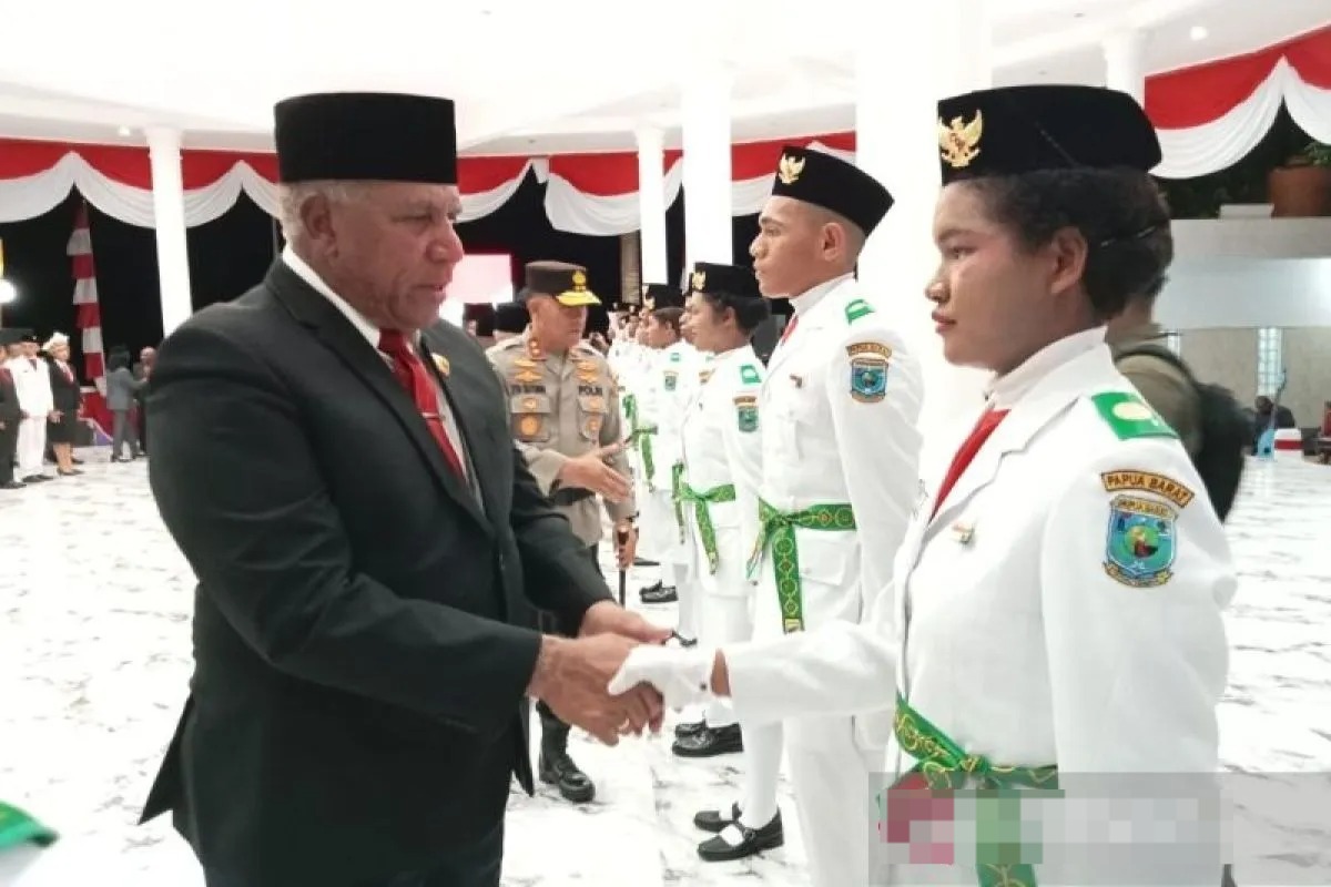 Penjabat Gubernur Papua Barat Paulus Waterpauw Bersalaman Dengan Anggota Paskibra 2023 Setelah Upacara Pengukuhan di Manokwari (detikindonesia.co.id)