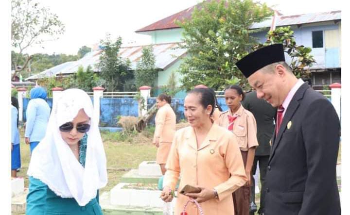 Bupati Freddy Thie Mengenang Jasa Pahlawan Dengan Ziarah Makam (detikindonesia.co.id)