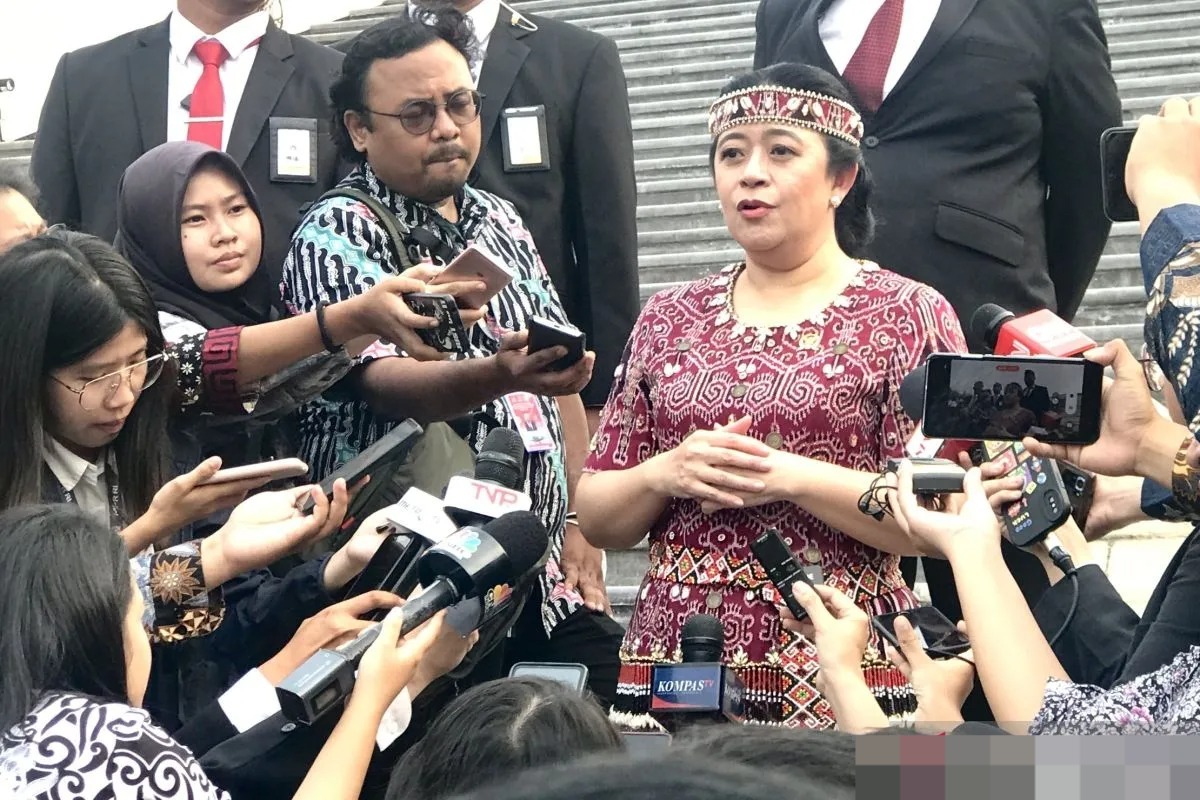 Ketua DPP PDI Perjuangan Puan Maharani (kanan) memberi keterangan kepada wartawan di Kompleks Parlemen MPR/DPR/DPD RI di Jakarta, (detikindonesia.co.id)