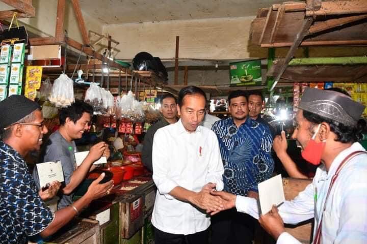 Presiden Joko Widodo mengunjungi Pasar Sukaramai, Kota Medan, Sabtu (19/8/2023).