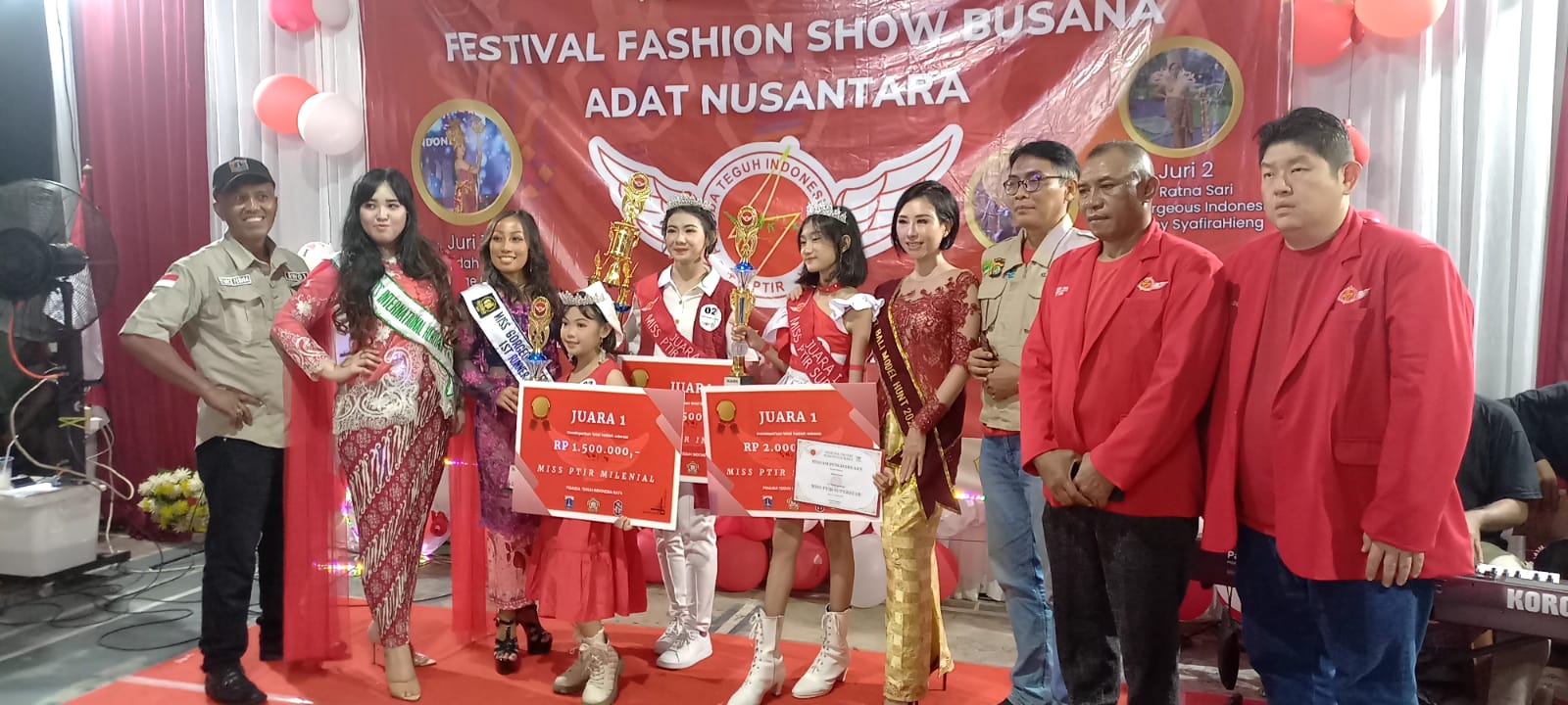 Pengurus DPP PTIR, Forum RW Cililitan bersama Dewan Juri dan Pemenang 3 Kategori Lomba Festival Fashion Show Busana Adat Nusantara