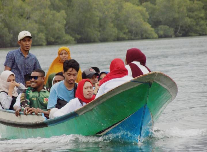 Foto : Rombongan LPPM-ITB serta puluhan warga menggunakan motoris mengelilingi telaga Kabau (doc: SAF/DETIK Indonesia)