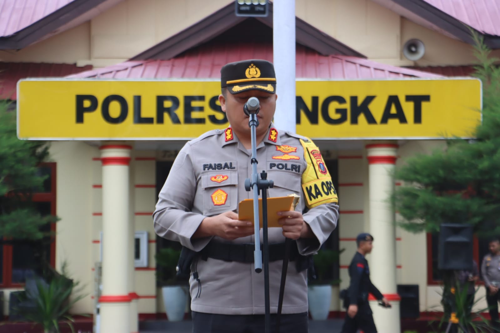Kepala kepolisian resort langkat AKBP Faisal Rahmat HS SIK SH MH, memimpin apel gelar pasukan operasi kepolisian “Zebra Toba 2023” (Dok. Detikindonesia/Teguh)