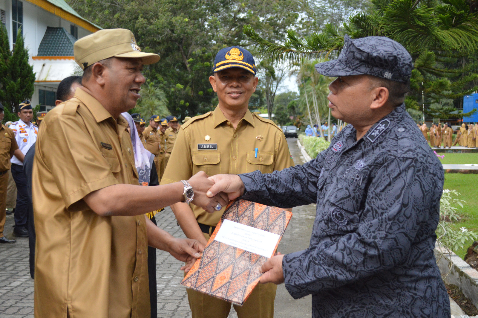 Plt. Bupati Langkat Syah Afandin, SH Menyerahkan Berita Acara Hibah Barang Milik Daerah Pemkab Langkat Kepada Kepala BNNK Langkat, S.Bangko, SH, M.B.A.