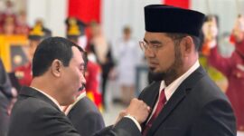 Bupati Halsel, Memberikan Tanda Lencana Alumni Kehormatan (detikindonesia.co.id)