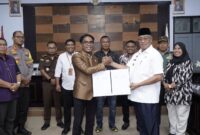 Walikota Tidore Kepulauan Capt H. Ali Ibrahim, dan Ketua Bawaslu Amru Arfa, Ketua KPU Abdullah Dahlan (detikindonesia.co.id)