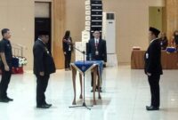 PENGUKUHAN - Pj Gubernur Papua Barat, Ali Baham Temongmere mengukuhkan Lepot Setyanto sebagai Kepala Perwakilan BPKP Papua Barat di auditorium PKK Provinsi Papua Barat di Arfai Manokwari, (detikindonesia.co.id)