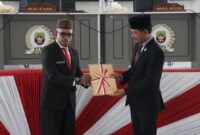 Wakil Bupati Hasbulla Furuada saat memberikan Dokumen Anggaran (detikindonesia.co.id)