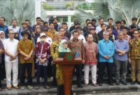 Dewan guru besar, rektor, hingga mahasiswa Universitas Muhammadiyah Yogyakarta menyerukan pesan kebangsaan dan imbauan moral 'Mengawal Demokrasi Indonesia yang Berkeadaban (Dok: detikindonesia.co.id) CNN Indonesia