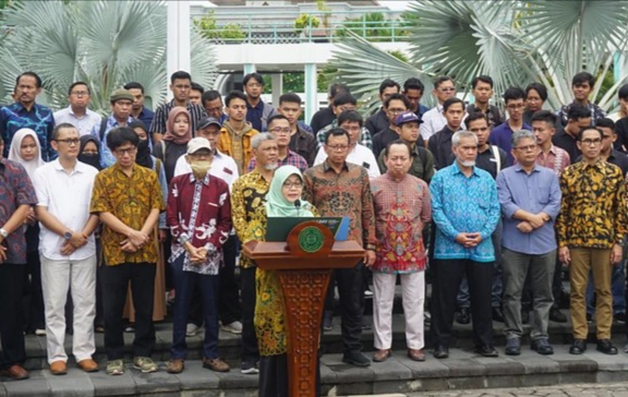 Dewan guru besar, rektor, hingga mahasiswa Universitas Muhammadiyah Yogyakarta menyerukan pesan kebangsaan dan imbauan moral 'Mengawal Demokrasi Indonesia yang Berkeadaban (Dok: detikindonesia.co.id) CNN Indonesia